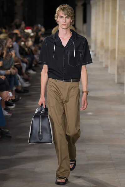Look 15